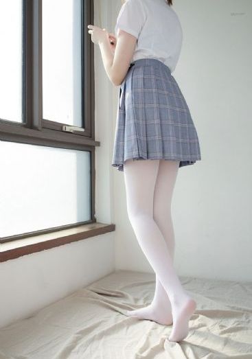 解开班长的裙子猛烈进入